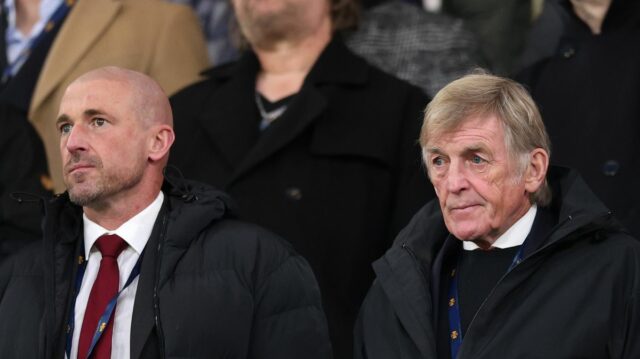 Paul Dalglish a Sir Kenny Dalglish sa pozerajú na zápas Premier League medzi Manchestrom City a Liverpoolom na Etihad Stadium