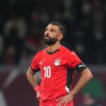 Sadio Mane zo Senegalu a Mohamed Salah Mahrous Ghaly z Egypta bojujú o loptu počas semifinálového zápasu medzi Senegalom a Egyptom na štadióne Tanger, Tanger, Maroko 14. januára 2026. (Foto Ulrik Pedersen/NurPhoto cez Getty Images)