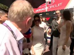 „Neslušná“ Kim Kardashian sa stretla s kultovým televíznym reportérom na Veľkej cene Monaka, keď sa stretla s točením prstov na nohách: „Čistá arogancia“ Kim Kardashian bola kritizovaná za to, že ignorovala televízneho reportéra na Veľkej cene Monaka