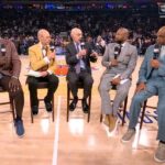 Shaquille O'Neal (vľavo), hostiteľ NBA Ernie Johnson (druhý zľava), komisár NBA Adam Silver (uprostred), Kenny Smith (druhý sprava) a Charles Barkley počas včerajšieho vysielania v Madison Square Garden