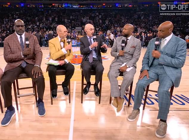 „Zaznamenajte tváre“: Napätý moment Šéf NBA sa VEĽMI úprimne vyjadruje Shaquille O'Neal (vľavo), hostiteľ NBA Ernie Johnson (druhý zľava), komisár NBA Adam Silver (uprostred), Kenny Smith (druhý sprava) a Charles Barkley počas včerajšieho vysielania v Madison Square Garden