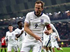 „Živý Nostradamus“ predpovedá víťaza Svetového pohára „tmavého koňa“ a kde skončí Anglicko Harry Kane z Anglicka oslavuje strelenie prvého gólu svojho tímu počas kvalifikačného zápasu FIFA World Cup 2026 medzi Albánskom a Anglickom na Air Albania Stadium 16. novembra 2025 v Tirane v Albánsku.