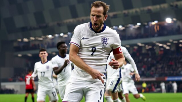 Harry Kane z Anglicka oslavuje strelenie prvého gólu svojho tímu počas kvalifikačného zápasu FIFA World Cup 2026 medzi Albánskom a Anglickom na Air Albania Stadium 16. novembra 2025 v Tirane v Albánsku. 