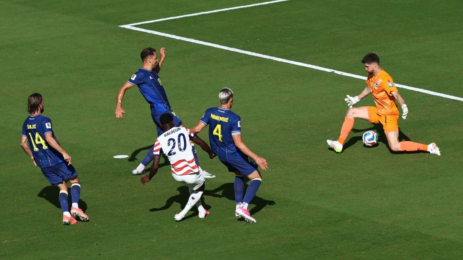 10-členní Američania vyhrali 2:0 nad Bosnou, postupujú do 16. kola