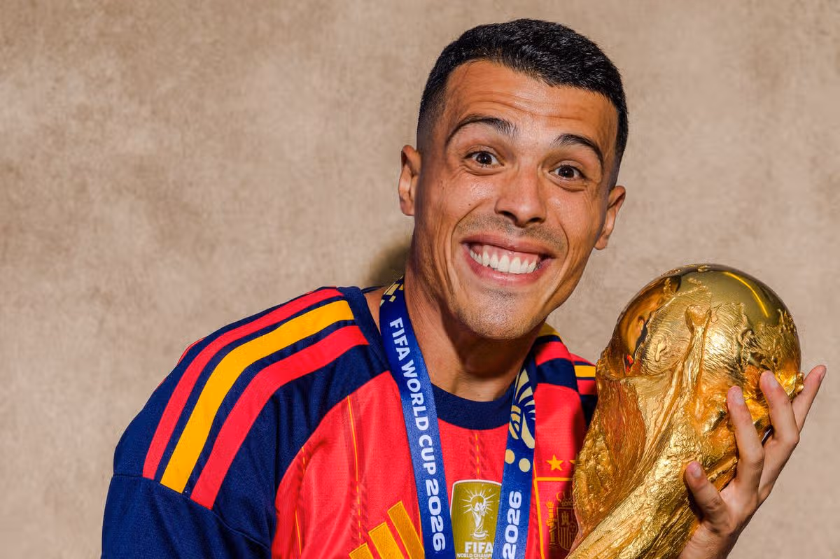 Pedro Porro č. 12 zo Španielska pózuje na portréte s trofejou pre víťaza Svetového pohára FIFA po finálovom zápase Majstrovstiev sveta vo futbale 2026 medzi Španielskom a Argentínou na štadióne New York New Jersey 19. júla 2026 v East Rutherford, New Jersey