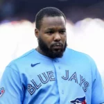 27. júna 2026; Toronto, Ontario, CAN; Prvý základný hráč Toronta Blue Jays Vladimir Guerrero Jr. (27) sa vracia do zemljanky počas šiestej zmeny proti Texas Rangers v Rogers Centre. Povinný kredit: Kevin Sousa-Imagn Images