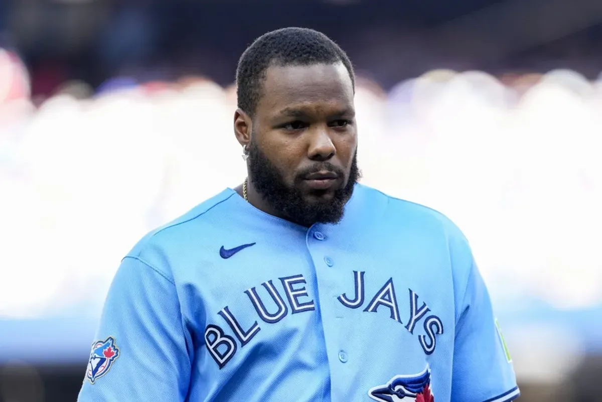 27. júna 2026; Toronto, Ontario, CAN; Prvý základný hráč Toronta Blue Jays Vladimir Guerrero Jr. (27) sa vracia do zemljanky počas šiestej zmeny proti Texas Rangers v Rogers Centre. Povinný kredit: Kevin Sousa-Imagn Images