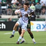 23. mája 2026; Portland, Oregon, USA; Útočník San Jose Earthquakes Preston Judd (19) sa počas druhého polčasu v Providence Park pokúša prebojovať cez ruky obrancu Portland Timbers Kamala Millera (4). Povinný kredit: Jaime Valdez-Imagn Images
