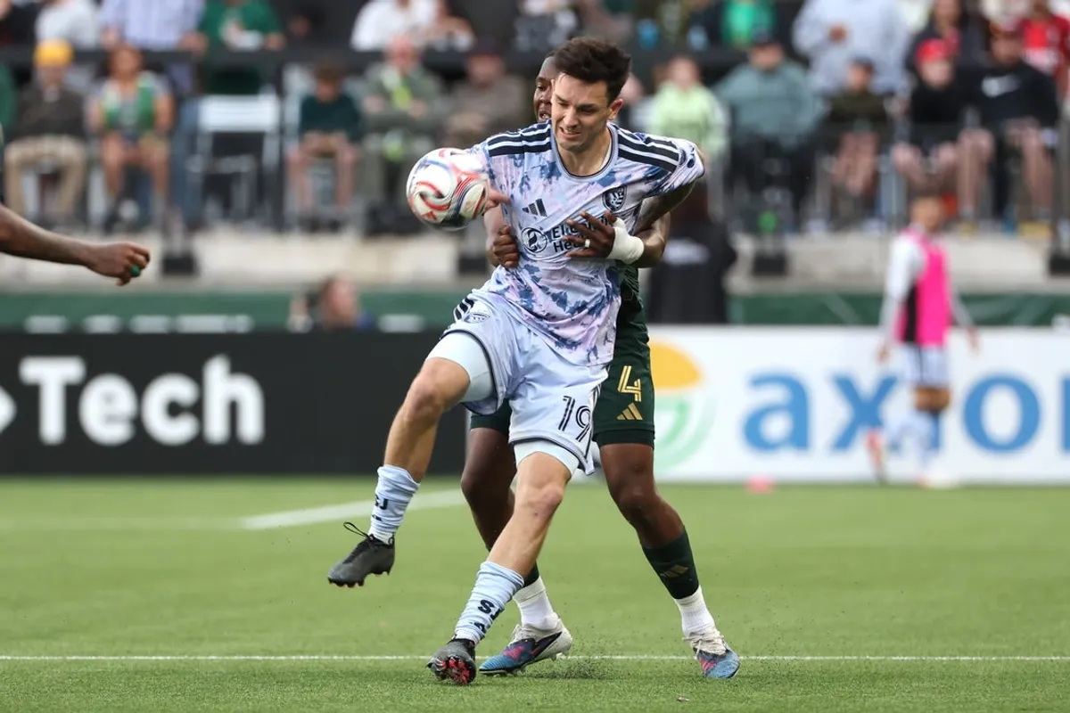 23. mája 2026; Portland, Oregon, USA; Útočník San Jose Earthquakes Preston Judd (19) sa počas druhého polčasu v Providence Park pokúša prebojovať cez ruky obrancu Portland Timbers Kamala Millera (4). Povinný kredit: Jaime Valdez-Imagn Images
