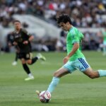 24. mája 2026; Los Angeles, Kalifornia, USA; Útočník klubu Seattle Sounders FC Paul Rothrock (14) kope do lopty počas prvého polčasu proti LAFC na štadióne BMO. Povinný kredit: Kiyoshi Mio-Imagn Images