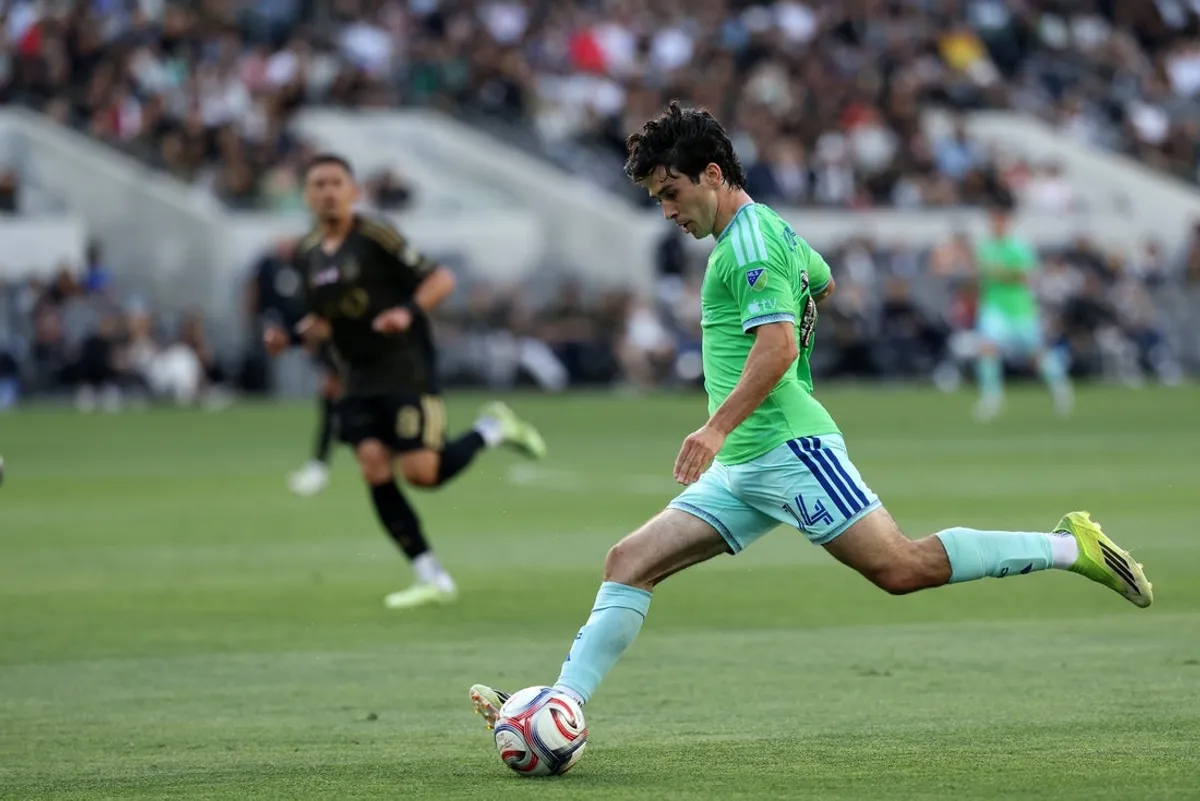 24. mája 2026; Los Angeles, Kalifornia, USA; Útočník klubu Seattle Sounders FC Paul Rothrock (14) kope do lopty počas prvého polčasu proti LAFC na štadióne BMO. Povinný kredit: Kiyoshi Mio-Imagn Images