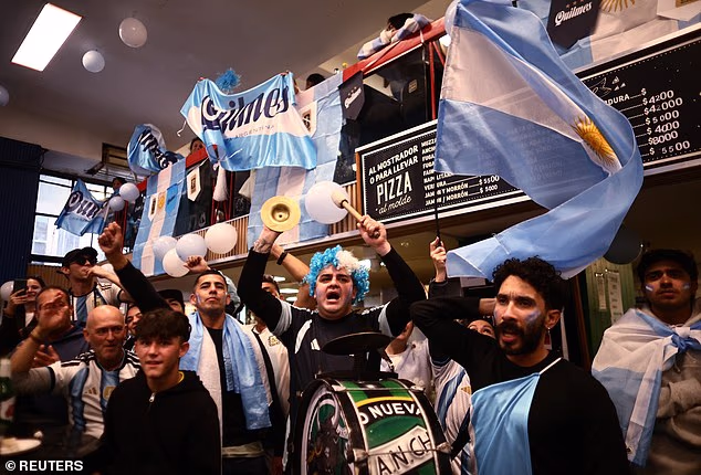 Argentínski fanúšikovia podporujú svoj tím v reštaurácii v Buenos Aires, keď sa vrátili poraziť Anglicko 2:1