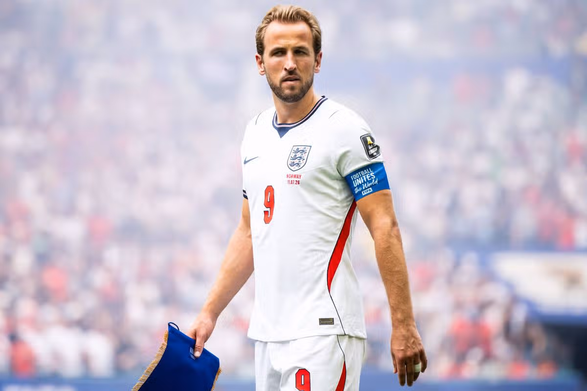 MIAMI GARDENS, FLORIDA – 11. júla: Angličan Harry Kane sleduje štvrťfinálový zápas majstrovstiev sveta vo futbale 2026 medzi Nórskom a Anglickom na štadióne Miami 11. júla 2026 v Miami Gardens na Floride. (Foto: Marvin Ibo Guengoer - GES Sportfoto/Getty Images)