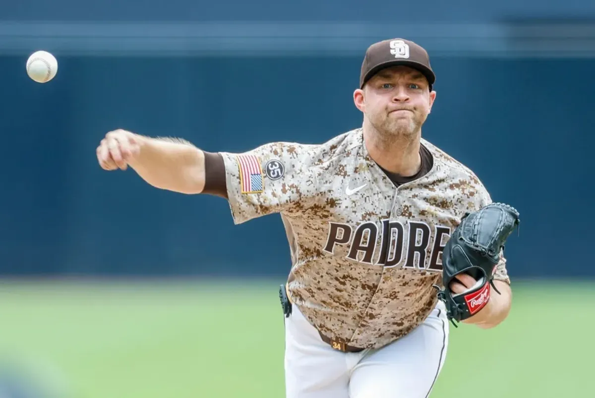 24. mája 2026; San Diego, Kalifornia, USA; Štartujúci nadhadzovač San Diego Padres Michael King (34) hádže nadhoz počas prvej zmeny proti Athletics v Petco Parku. Povinný kredit: David Frerker-Imagn Images