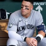 Aaron Judge sedí v zemľanke v uniforme New York Yankees.