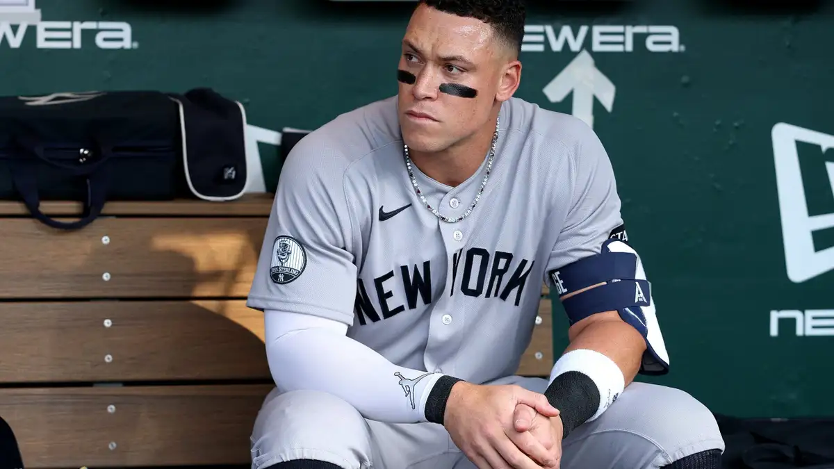 Aaron Judge sedí v zemľanke v uniforme New York Yankees.