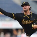 7. júla 2026; Pittsburgh, Pennsylvania, USA; Začiatočný nadhadzovač Pittsburgh Pirates Paul Skenes (30) predvedie ihrisko proti Atlanta Braves počas prvej zmeny v PNC Parku. Povinný kredit: Charles LeClaire-Imagn Images
