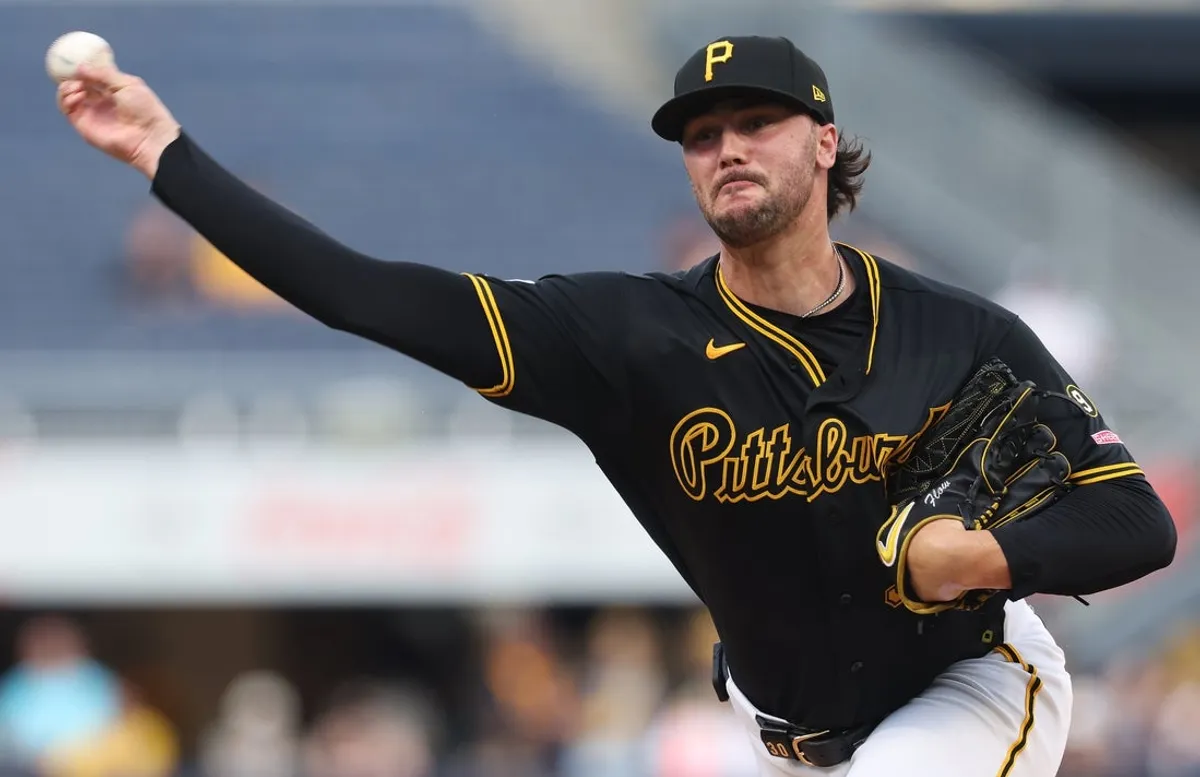 7. júla 2026; Pittsburgh, Pennsylvania, USA; Začiatočný nadhadzovač Pittsburgh Pirates Paul Skenes (30) predvedie ihrisko proti Atlanta Braves počas prvej zmeny v PNC Parku. Povinný kredit: Charles LeClaire-Imagn Images