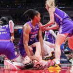 Útočníčka Phoenixu Mercury Alyssa Thomasová (25) sa v stredu 24. júna 2026 počas zápasu v Gainbridge Fieldhouse v Indianapolis snaží dostať cez strážcu Indiana Fever Caitlin Clark (22). Phoenix Mercury porazil Indiana Fever, 111:109.