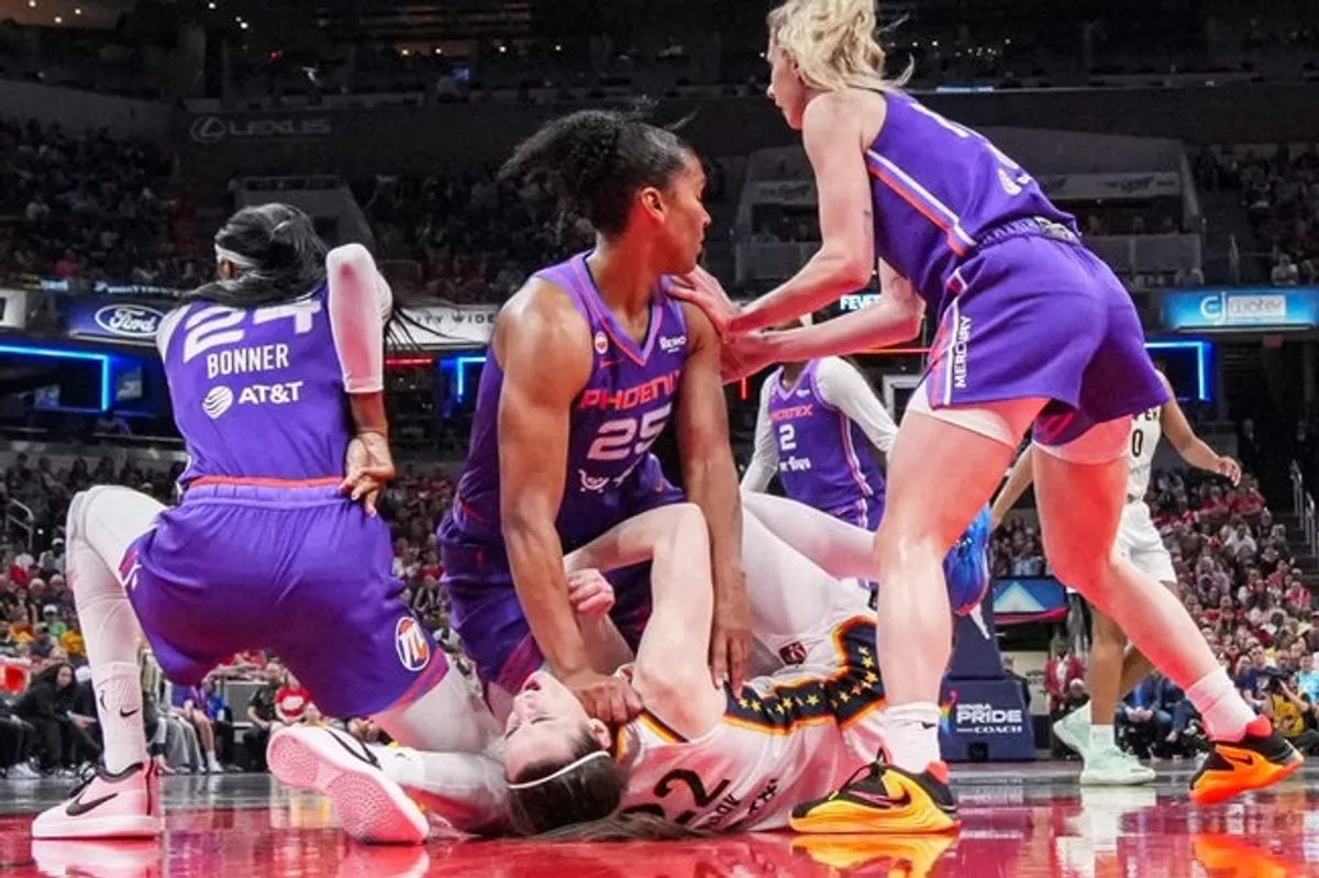 Útočníčka Phoenixu Mercury Alyssa Thomasová (25) sa v stredu 24. júna 2026 počas zápasu v Gainbridge Fieldhouse v Indianapolis snaží dostať cez strážcu Indiana Fever Caitlin Clark (22). Phoenix Mercury porazil Indiana Fever, 111:109.