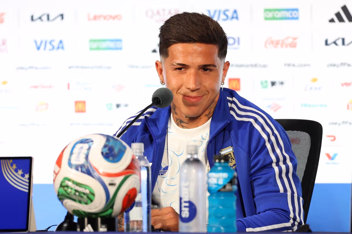 Enzo Fernandez #24 z Argentíny hovorí s médiami počas tlačovej konferencie Argentíny deň pred zápasom J-skupiny Majstrovstiev sveta vo futbale 2026 medzi Argentínou a Rakúskom na štadióne Dallas 21. júna 2026 v Arlingtone v Texase