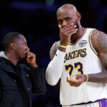 Rich Paul sa rozpráva s LeBronom Jamesom #23 počas zápasu Lakers v Crypto.com Arena.