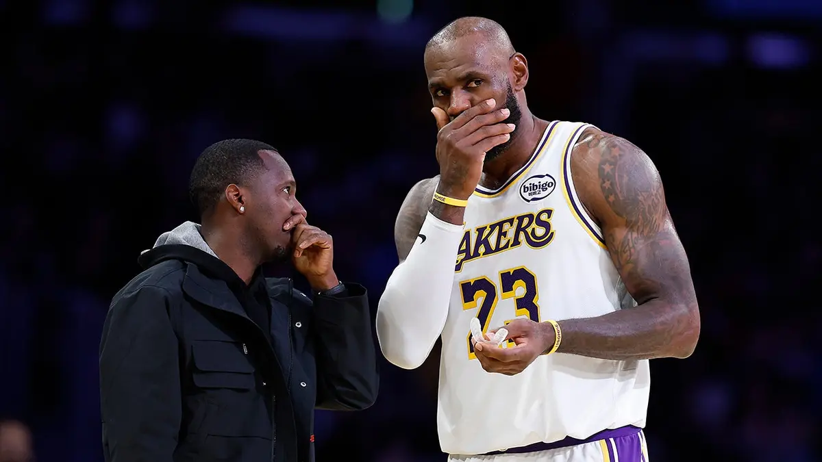 Rich Paul sa rozpráva s LeBronom Jamesom #23 počas zápasu Lakers v Crypto.com Arena.