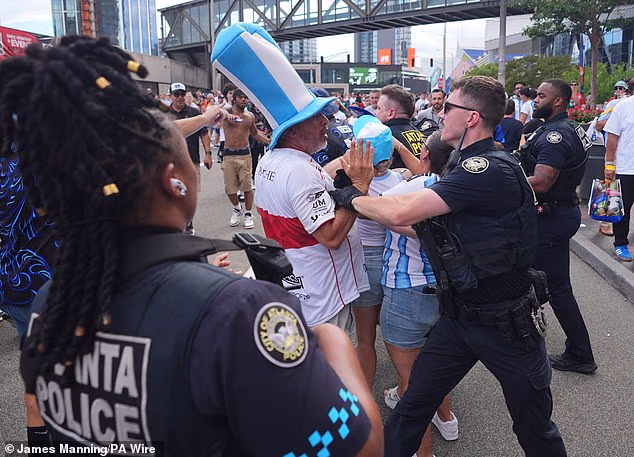 Policajti zasahujú a hovoria s fanúšikmi v Atlante, ktorí sa snažia zachovať pokoj po semifinálovom víťazstve Argentíny