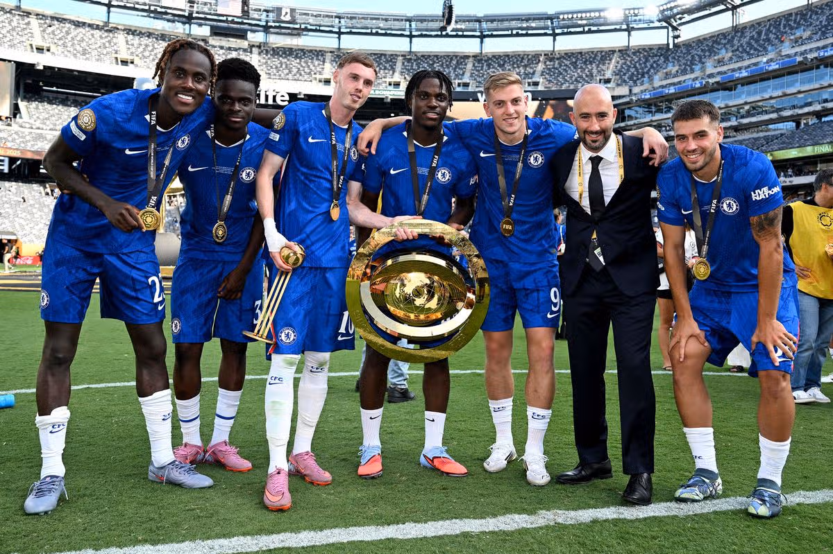 Joe Shields oslavuje víťazstvo na MS klubov v roku 2025 po boku hráčov Chelsea