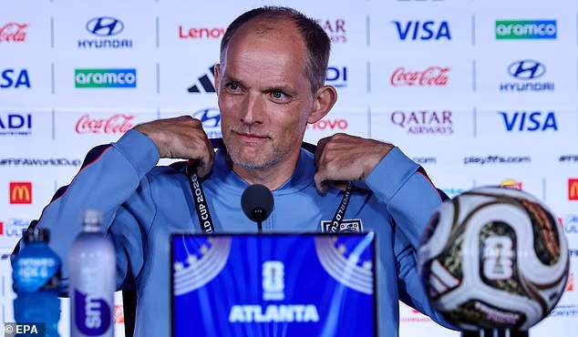 Uvoľnený Thomas Tuchel čelí médiám v Atlante pred stredajším veľkým zápasom