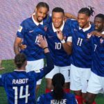 Francúz Kylian Mbappé (10) oslavuje so spoluhráčmi po strelení gólu proti Švédsku počas zápasu majstrovstiev sveta.
