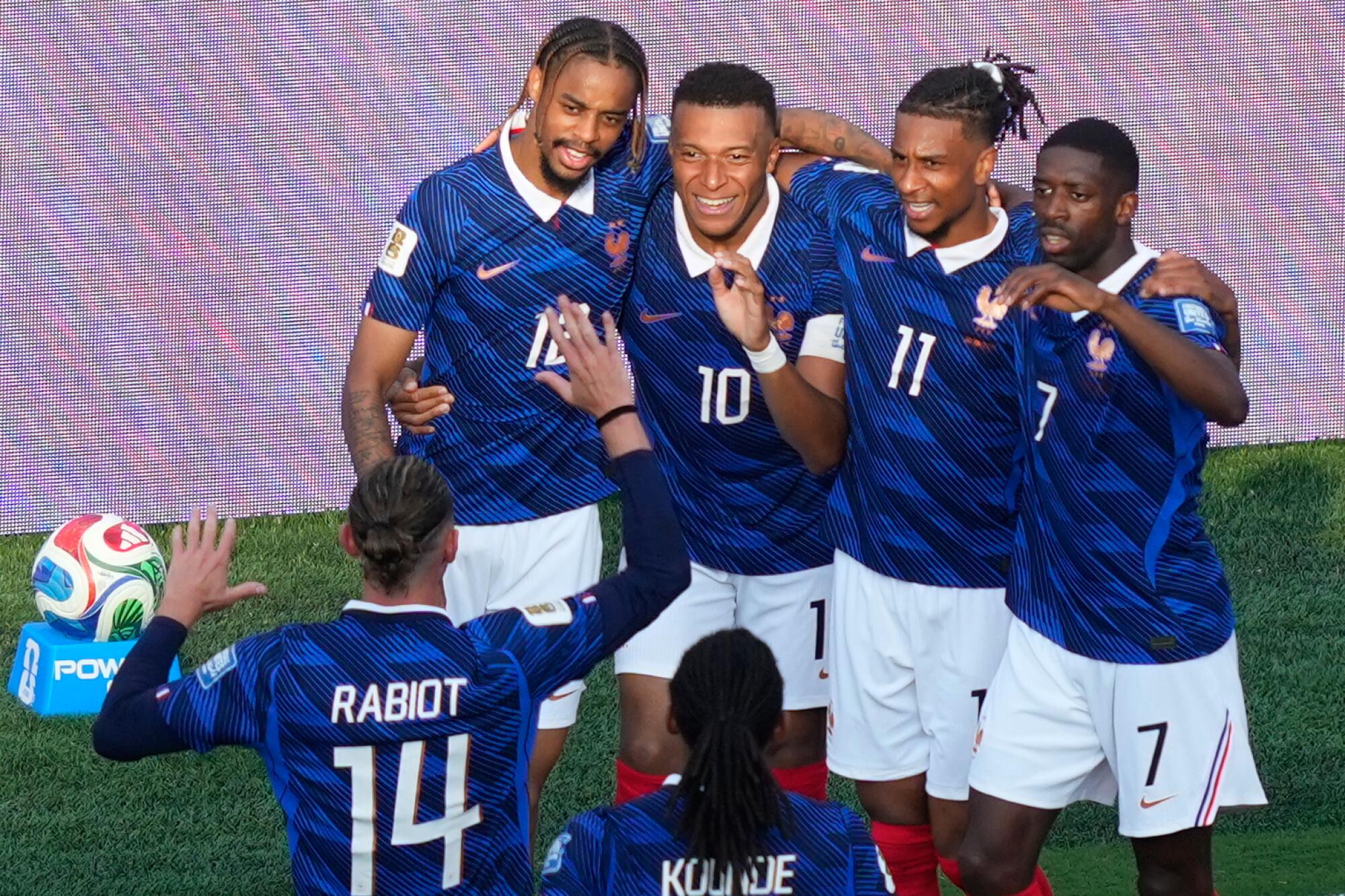 Francúz Kylian Mbappé (10) oslavuje so spoluhráčmi po strelení gólu proti Švédsku počas zápasu majstrovstiev sveta.