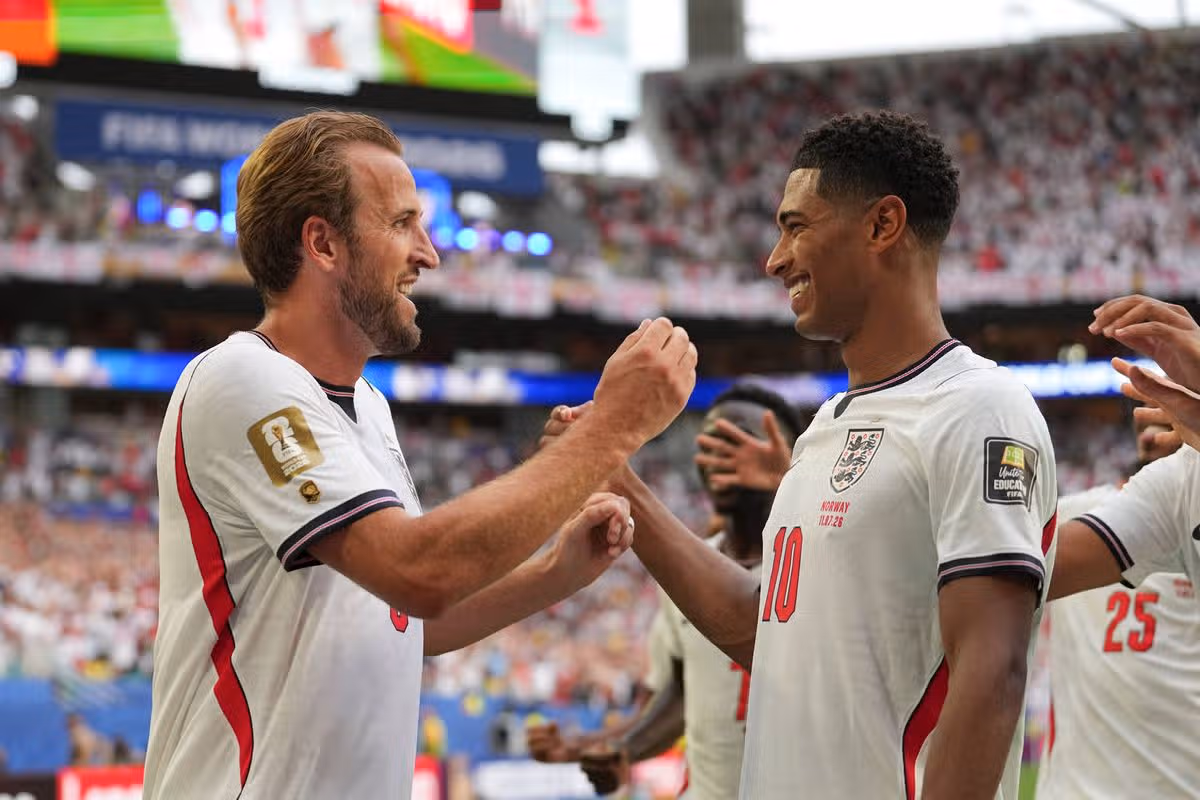 MIAMI GARDENS, FL – 11. JÚLA: Anglický stredopoliar Jude Bellingham (10) oslavuje po góle v predĺžení s anglickým útočníkom Harrym Kaneom (9) počas štvrťfinále Svetového pohára FIFA medzi Nórskom a Anglickom v sobotu 11. júla 2026 na štadióne Miami v Miami Gardens, FL (Foto/Foto: Peterty Jonele Sports)