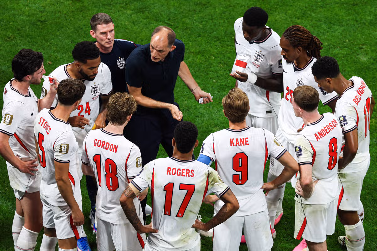 ATLANTA, GRUZÍNSKO – 15. júla: Thomas Tuchel, hlavný tréner Anglicka, inštruuje hráčov počas semifinálového zápasu majstrovstiev sveta vo futbale 2026 medzi Anglickom a Argentínou na štadióne Atlanta 15. júla 2026 v Atlante v štáte Georgia. (Foto od Liu Lu/VCG cez Getty Images)