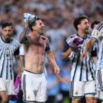 Argentínska hviezda Lionel Messi po víťazstve na majstrovstvách sveta nad Švajčiarskom drží svoj dres a predvádza svoje vyrysované brucho.