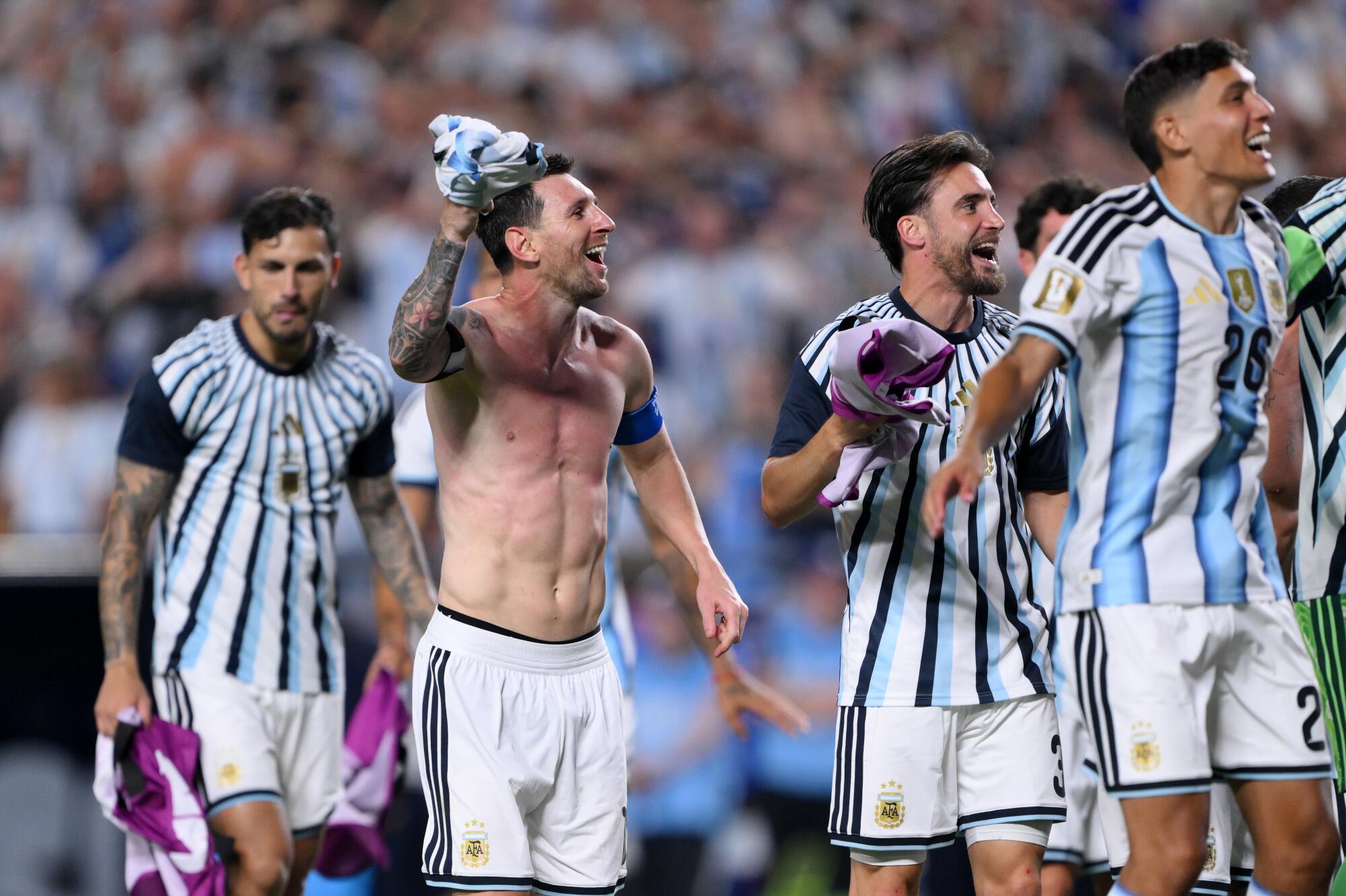 Argentínska hviezda Lionel Messi po víťazstve na majstrovstvách sveta nad Švajčiarskom drží svoj dres a predvádza svoje vyrysované brucho.
