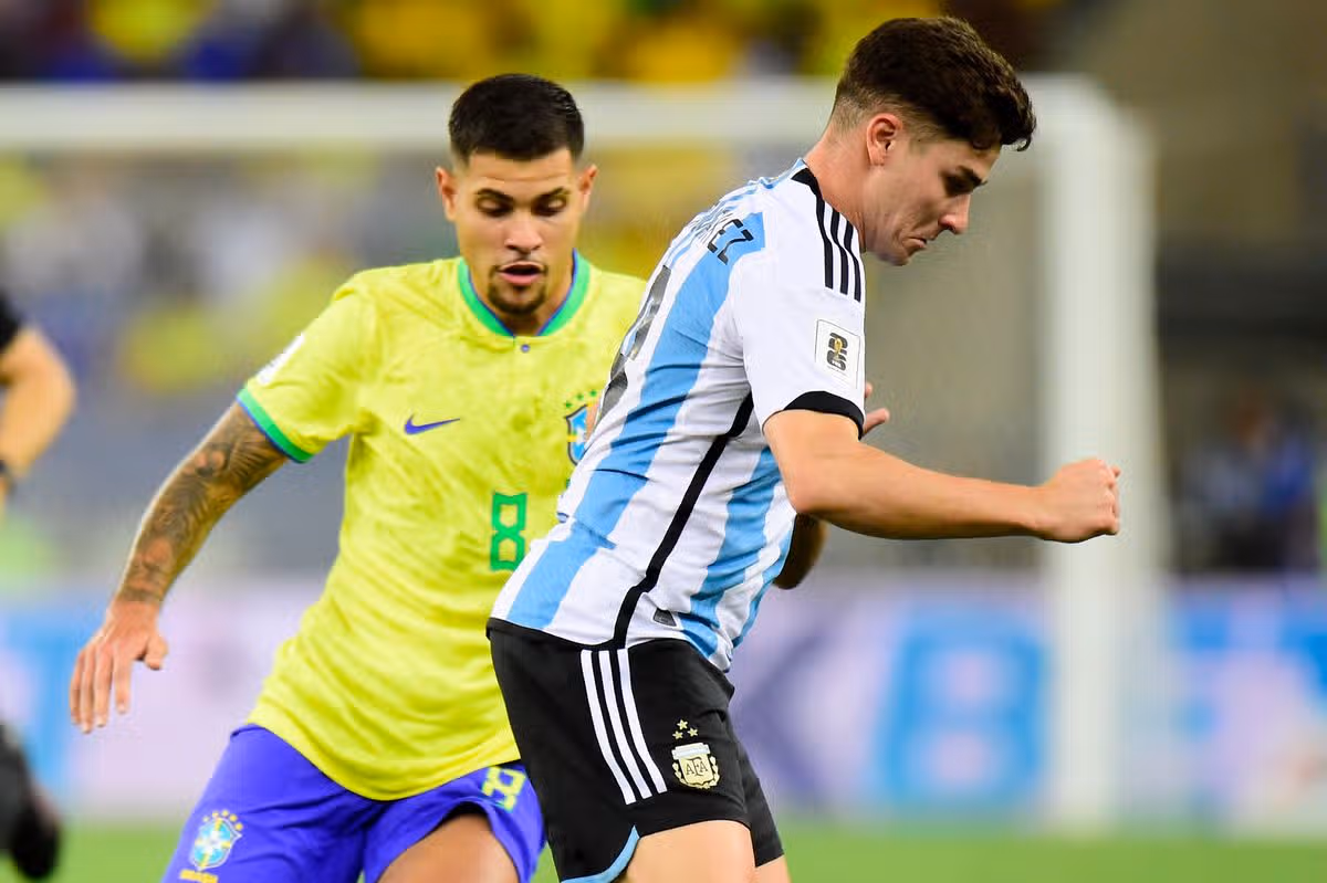 Julian Alvarez a Bruno Guimaraes zostávajú hráčmi, o ktorých sa Arsenal toto leto veľmi zaujíma
