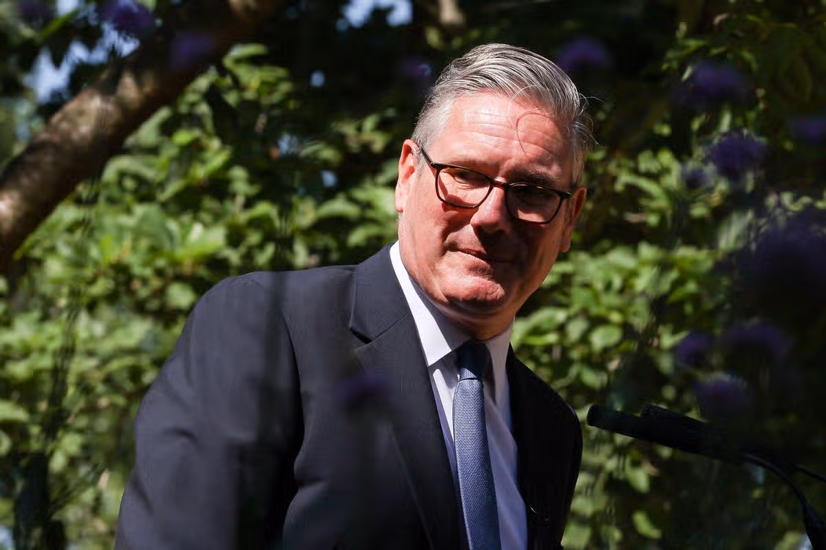 Keir Starmer sa pozerá