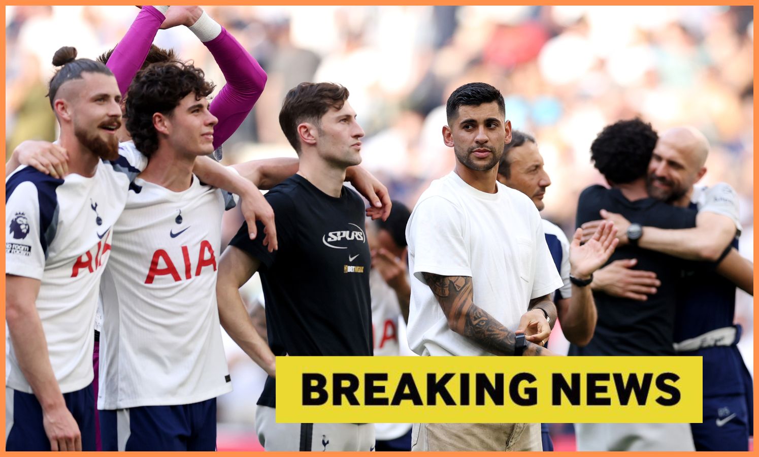 Cristian Romero sa pripojil k svojim spoluhráčom z Tottenhamu na ihrisku po poslednom zápase sezóny Premier League
