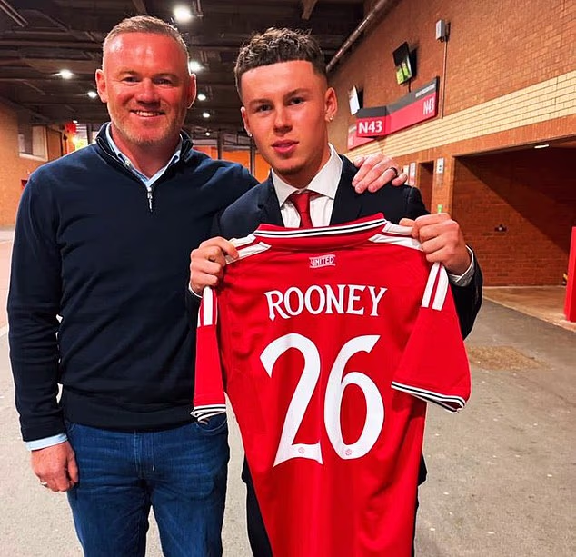 Aký otec taký syn! Synovia legendy klubu Man United Wayne Rooney a manažér Michael Carrick získavajú štipendijné ponuky