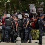 Albánski demonštranti hádzali autá poslancov kvôli projektom rezortu | POLÍCIA