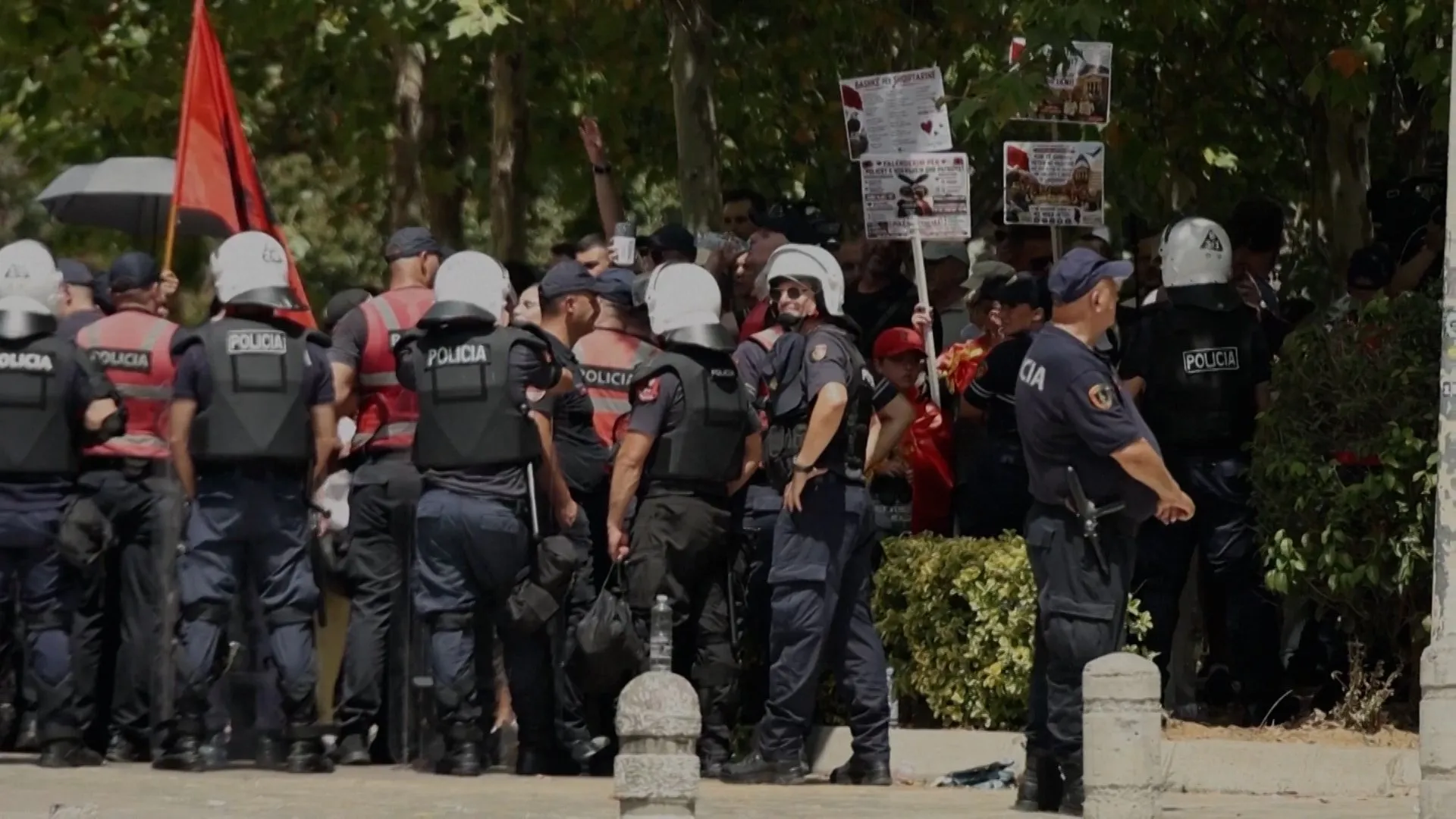 Albánski demonštranti hádzali autá poslancov kvôli projektom rezortu | POLÍCIA