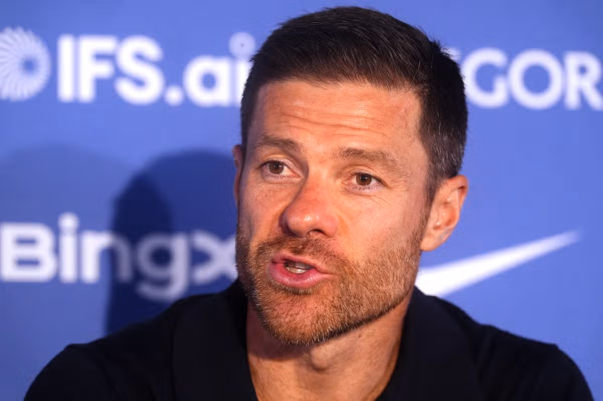 Xabi Alonso počas svojej prvej tlačovej konferencie ako manažér Chelsea