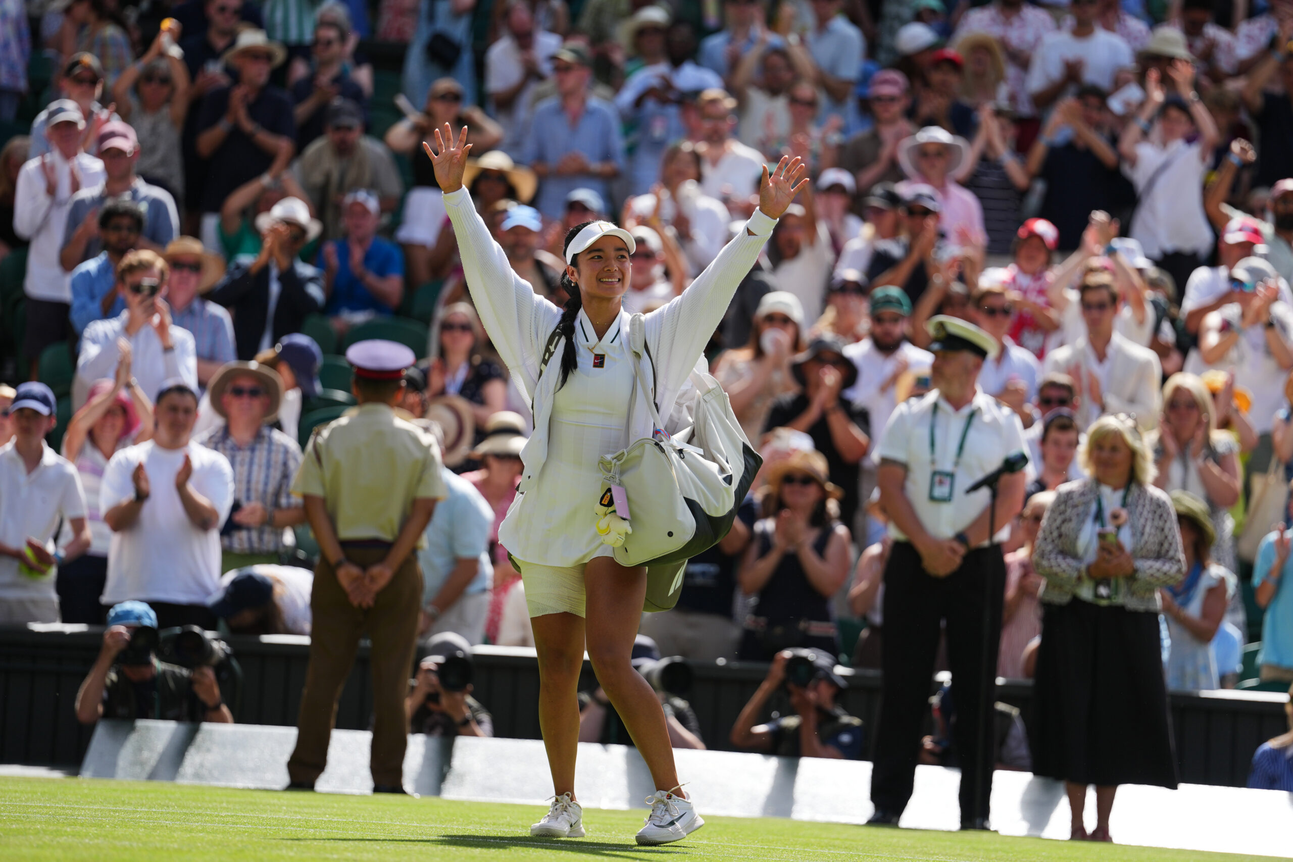 Alex Eala Alexandra Eala Filipínsky tenisový Wimbledon Grand Slam Jasmine Paolini