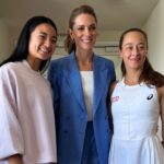 Catherine, princezná z Walesu po boku Alexa Eala (vľavo) a Zeynep Sonmez počas fotografickej príležitosti vo Wimbledone.