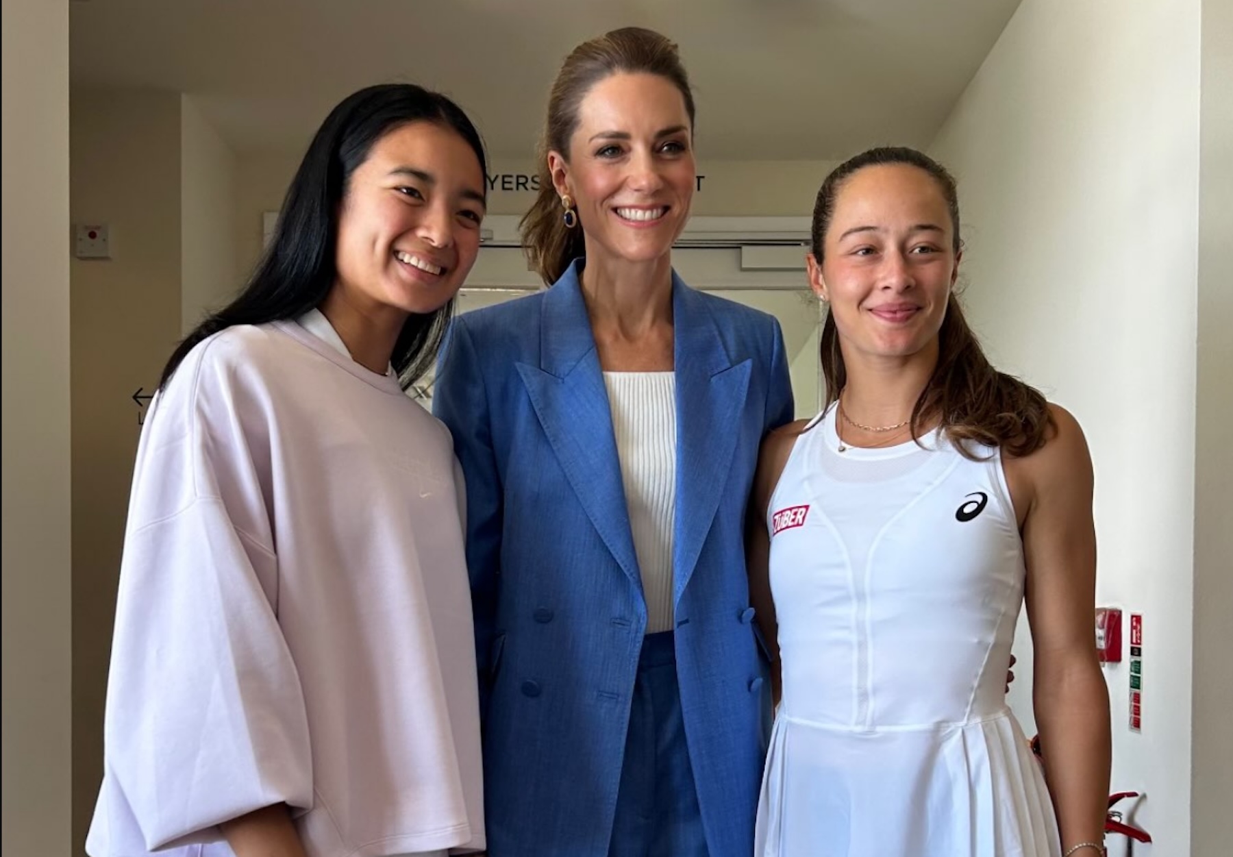 Catherine, princezná z Walesu po boku Alexa Eala (vľavo) a Zeynep Sonmez počas fotografickej príležitosti vo Wimbledone.