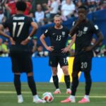 Hráči USA Tim Ream, stred, Malik Tillman, vľavo, a Folarin Balogun reagujú po treťom góle Belgicka v pondelok.