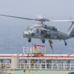 Americkí námorníci na palube komerčného tankera v Ománskom zálive | Správy