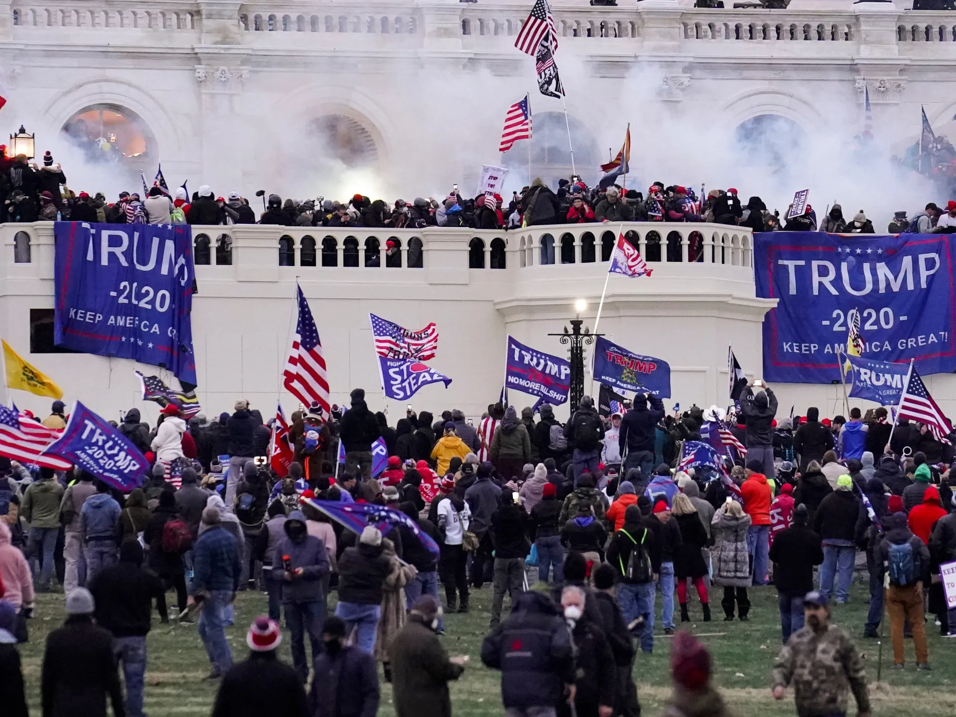 Americký sudca zamietol prípad zo 6. januára proti Proud Boys po Trumpovom príkaze | Správy Donalda Trumpa