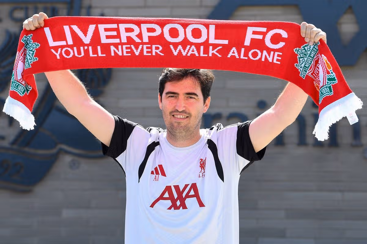 TOPSHOT - Andoni Iraola, nový manažér anglického futbalového klubu Premier League Liverpool, pózuje pri stretnutí s médiami na tímovom tréningovom ihrisku v Kirkby, Liverpool, severozápadné Anglicko 13. júla 2026. (Foto: PETER POWELL / AFP cez Getty Images)